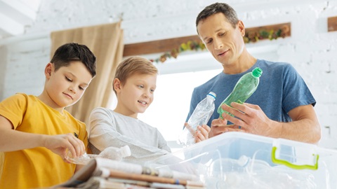 Reciclar restos, plásticos, papel y vidrio